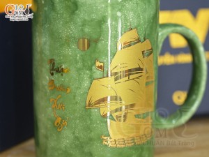 Cốc sứ quai tròn men đá cảnh Thuận Buồm Xuôi Gió in logo VTV8, màu xanh 450ml