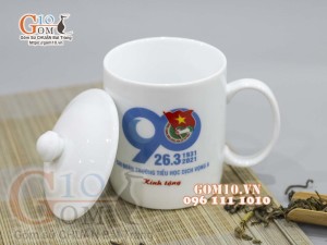 Cốc sứ quai tròn men trắng, có nắp in logo