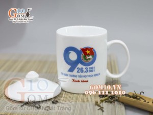 Cốc sứ quai tròn men trắng, có nắp in logo