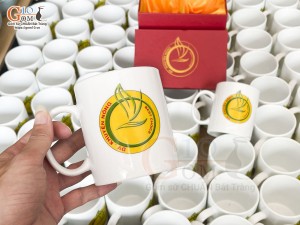 Cốc sứ quai tròn men trắng, in logo quà tặng