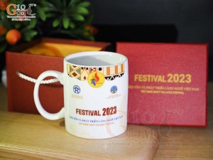 Cốc sứ quai tròn men trắng, in logo quà tặng FESTIVAL 2023