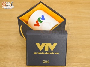 Cốc sứ quai tròn men trắng in logo VTV, 350ml
