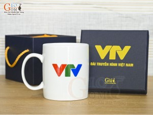 Cốc sứ quai tròn men trắng in logo VTV, 350ml