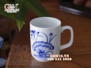 Cốc sứ quai vuông men trắng họa tiết hoa sen, đường kính 8,5cm