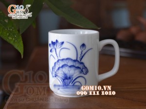 Cốc sứ quai vuông men trắng họa tiết hoa sen, đường kính 8,5cm