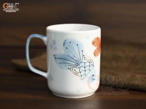Cốc sứ quai vuồng men trắng vẽ tiểu ngư, 350ml