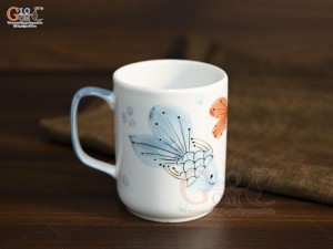 Cốc sứ quai vuồng men trắng vẽ tiểu ngư, 350ml