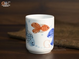 Cốc sứ quai vuồng men trắng vẽ tiểu ngư, 350ml