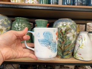 Cốc sứ quai vuồng men trắng vẽ tiểu ngư, 350ml