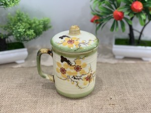 Cốc sứ quai vuông men vuốt vẽ hoa mai có nắp, 330ml