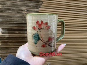 Cốc sứ quai vuông men vuốt vẽ hoa Sen chuồn đỏ, 330ml