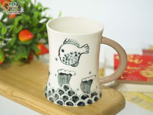 Cốc sứ vuốt tay xuất dư Châu Âu, dáng eo men bóng vẽ Cá, 450ml