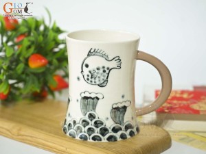 Cốc sứ vuốt tay xuất dư Châu Âu, dáng eo men bóng vẽ Cá, 450ml