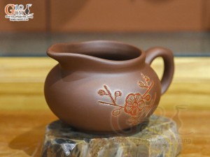 Cốc tống gốm nâu khắc Đào đỏ