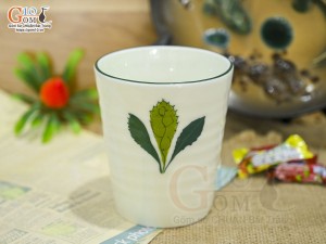 Cốc trụ men kem vẽ Ngò Gai, 350ml