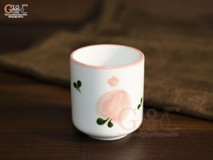 Cốc trụ men trắng vẽ quả đào chỉ hồng dung tích 180ml
