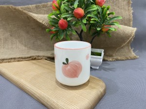 Cốc trụ men trắng vẽ quả đào chỉ hồng dung tích 180ml