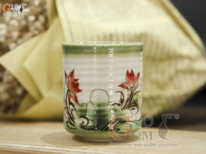 Cốc trụ men vuốt vẽ hoa sen đỏ, cao 8cm