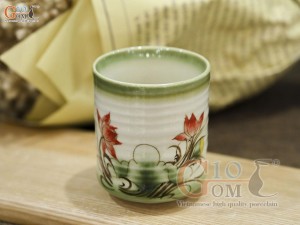 Cốc trụ men vuốt vẽ hoa sen đỏ, cao 8cm