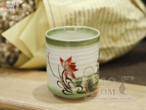 Cốc trụ men vuốt vẽ hoa sen đỏ, cao 8cm