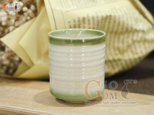 Cốc trụ men vuốt vẽ hoa sen đỏ, cao 8cm