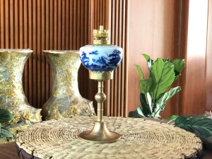 Đèn dầu chân đồng men lam cảnh sơn thuỷ