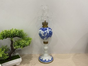Đèn dầu chân sứ bọc đồng men lam vẽ hoa sen dây, cao 23cm ( chưa tính bóng)