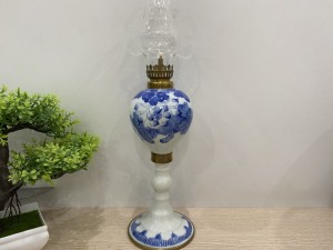 Đèn dầu chân sứ bọc đồng men lam vẽ hoa sen dây, cao 23cm ( chưa tính bóng)