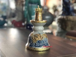 Đèn dầu dáng chân váy men rạn đắp nổi hoa sen, cao 19cm