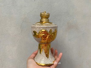 Đèn dầu men rạn đắp nổi cuốn thư dát vàng 24k, cao 18cm