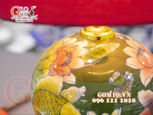 Đèn sứ Phong Thủy men màu vẽ Cá Chép Liên Hoa nền xanh, cao 52cm