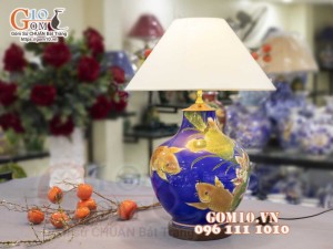 Đèn sứ Phong Thủy men màu vẽ vàng 24k, cảnh Cá Chép Liên Hoa, nền xanh cao 65cm
