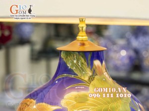 Đèn sứ Phong Thủy men màu vẽ vàng 24k, cảnh Cá Chép Liên Hoa, nền xanh cao 65cm