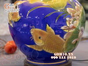 Đèn sứ Phong Thủy men màu vẽ vàng 24k, cảnh Cá Chép Liên Hoa, nền xanh cao 65cm