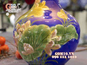 Đèn sứ Phong Thủy men màu vẽ vàng 24k, cảnh Cá Chép Liên Hoa, nền xanh cao 65cm