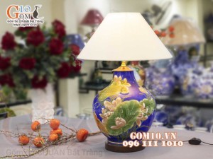 Đèn sứ Phong Thủy men màu vẽ vàng 24k, cảnh Cá Chép Liên Hoa, nền xanh cao 65cm