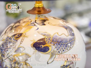 Đèn sứ Phong Thủy men màu vẽ vàng 24k, cảnh Cá Chép Liên Hoa, cao 56cm