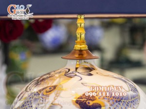 Đèn sứ Phong Thủy men màu vẽ vàng 24k, cảnh Cá Chép Liên Hoa, cao 56cm