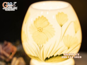 Đèn xông tinh dầu dáng cao họa tiết hoa vàng, cao 18cm