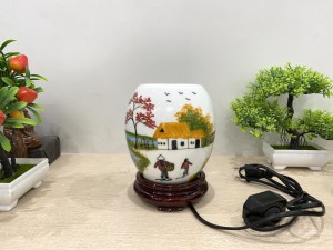 Đèn xông tinh dầu dáng trứng đế gỗ vẽ cảnh làng quê cao 18cm