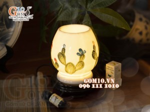 Đèn xông tinh dầu đế gỗ họa tiết xương rồng, cao 16,5cm