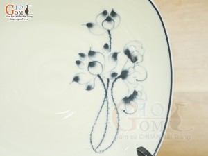 Đĩa ảo men kem vẽ hoa Sen đen, đường kính 26cm