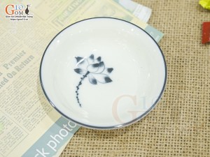 Đĩa ảo men kem vẽ hoa Sen đen, đường kính 26cm