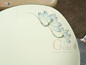 Đĩa ảo men kem vẽ hoa Sen xanh, đường kính 22cm