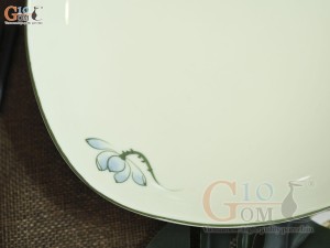 Đĩa ảo men kem vẽ hoa Sen xanh, đường kính 22cm