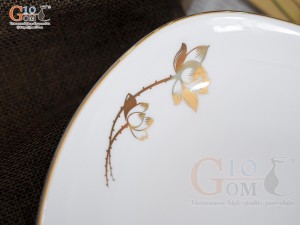 Đĩa ảo men trắng hoa Sen kẻ viền vàng 24k, đường kính 22cm