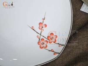 Đĩa ảo men trắng vẽ hoa Đào đỏ, đường kính 20cm