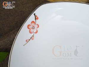 Đĩa ảo men trắng vẽ hoa Đào đỏ, đường kính 20cm