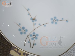 Đĩa ảo men trắng vẽ hoa Đào đỏ, đường kính 20cm