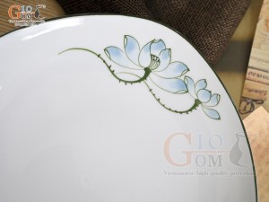 Đĩa ảo men trắng vẽ hoa Sen xanh, 22cm